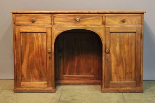 19THC GOLDEN MAHOGANY KNEE HOLE DESK