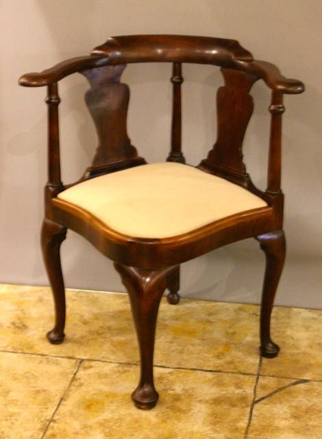 18thc. Walnut Corner Chair