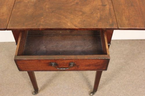 A LOVELY 18THC MAHOGANY PEMBROKE SIDE TABLE - ADDITIONAL PHOTO 2