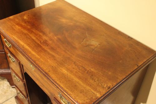 18THC MAHOGANY KNEE HOLE DESK - ADDITIONAL PHOTO 1