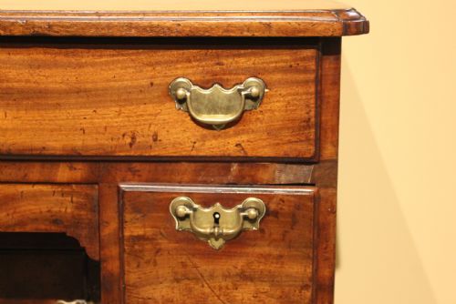 18THC MAHOGANY KNEE HOLE DESK - ADDITIONAL PHOTO 2