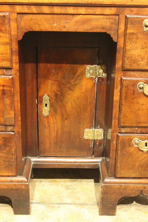 18THC MAHOGANY KNEE HOLE DESK - ADDITIONAL PHOTO 3