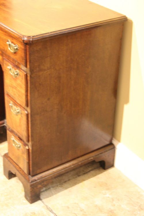18THC MAHOGANY KNEE HOLE DESK - ADDITIONAL PHOTO 5