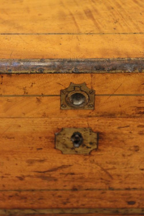 19THC SMALL CAMPHOR WOOD CHEST - ADDITIONAL PHOTO 4