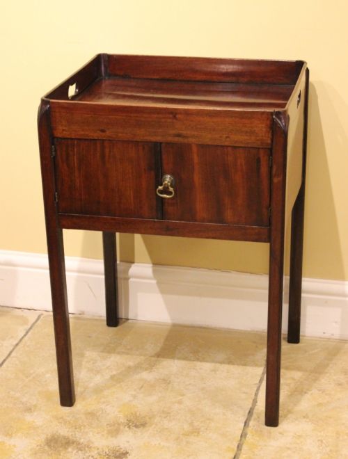 GEORGIAN MAHOGANY BEDSIDE TABLE