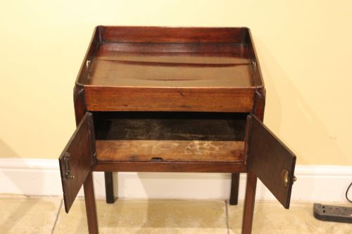 GEORGIAN MAHOGANY BEDSIDE TABLE - ADDITIONAL PHOTO 4