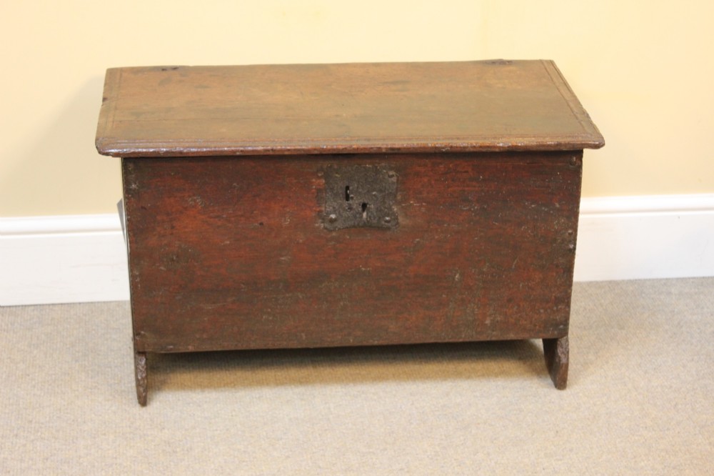 A 17th-century dark oak six-plank coffer featuring a hinged rectangular lid, hand-forged iron lockplate, and slab sides. View III
