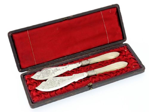 pair of boxed antique mother of pearl butter knives - CATEGORY: ANTIQUE SILVER - DATED 1890