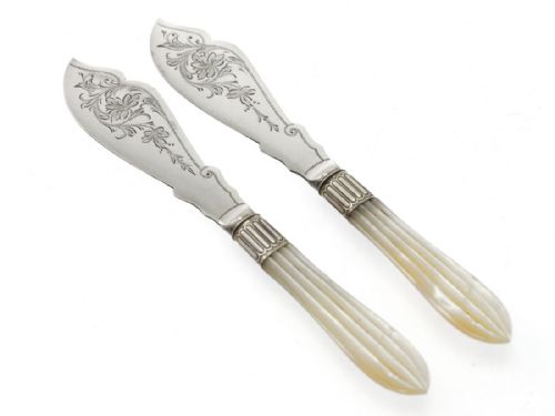 PAIR OF BOXED ANTIQUE MOTHER OF PEARL BUTTER KNIVES - ADDITIONAL PHOTO 3