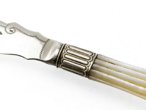 PAIR OF BOXED ANTIQUE MOTHER OF PEARL BUTTER KNIVES - ADDITIONAL PHOTO 5