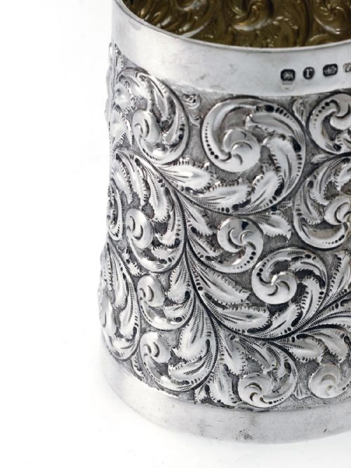 A DEEPLY EMBOSSED SILVER HALF PINT CHRISTENING MUG - ADDITIONAL PHOTO 5
