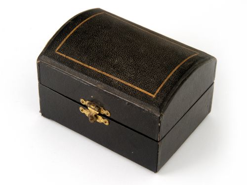 PAIR OF BOXED VICTORIAN BELT AND BUCKLE SHAPED NAPKIN RINGS - ADDITIONAL PHOTO 3
