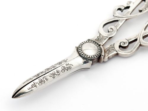 BOXED PAIR OF VICTORIAN SILVER PLATED GRAPE SHEARS IN A RED SILK AND VELVET BOX - ADDITIONAL PHOTO 4
