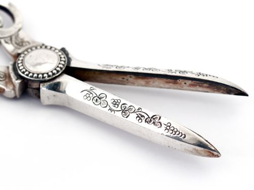 BOXED PAIR OF VICTORIAN SILVER PLATED GRAPE SHEARS IN A RED SILK AND VELVET BOX - ADDITIONAL PHOTO 6