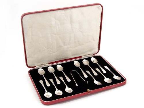 set of twelve boxed edwardian silver tea spoons and tongs - CATEGORY: ANTIQUE SILVER - DATED 1900