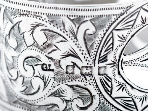 EDWARDIAN SHAPED PIERCED SILVER NAPKIN RING ENGRAVED WITH SCROLLS AND FLORAL DECORATION - ADDITIONAL PHOTO 4