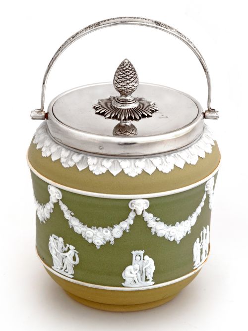 WEDGWOOD THREE COLOUR JASPERWARE BARREL WITH A FLORAL DECORATIVE SWING HANDLE - ADDITIONAL PHOTO 1
