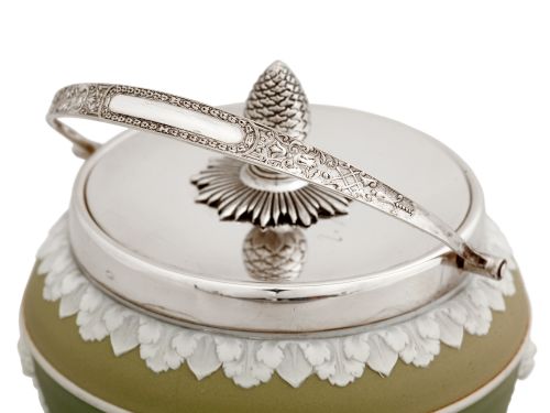 WEDGWOOD THREE COLOUR JASPERWARE BARREL WITH A FLORAL DECORATIVE SWING HANDLE - ADDITIONAL PHOTO 2