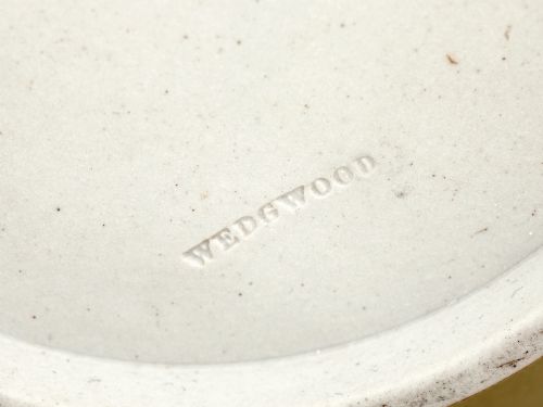WEDGWOOD THREE COLOUR JASPERWARE BARREL WITH A FLORAL DECORATIVE SWING HANDLE - ADDITIONAL PHOTO 5