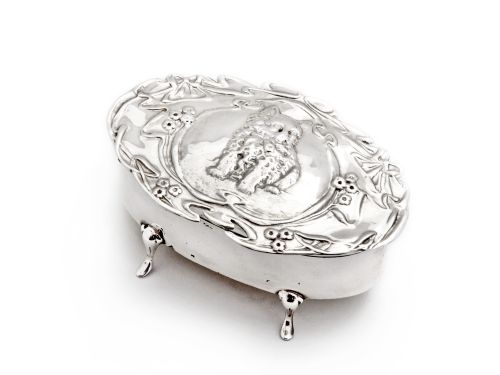 edwardian silver jewellery box with a cat motif on the hinged lid - CATEGORY: ANTIQUE SILVER - DATED 1900