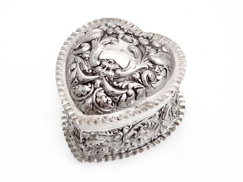 silver william comyns heart shaped trinket box - CATEGORY: ANTIQUE SILVER - DATED 1890
