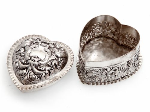 SILVER WILLIAM COMYNS HEART SHAPED TRINKET BOX - ADDITIONAL PHOTO 1