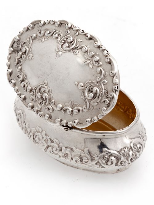 OVAL SILVER TRINKET BOX WITH HINGED LID AND DECORATED WITH SCROLLS AND FLOWERS - ADDITIONAL PHOTO 1