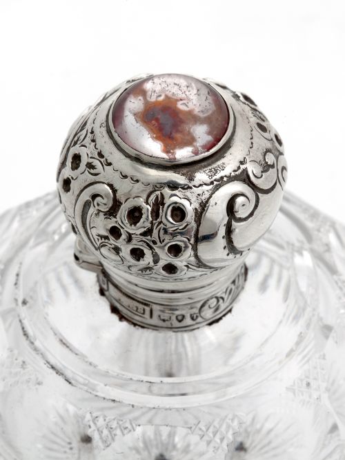 VICTORIAN CUT GLASS AND SILVER TOPPED PERFUME BOTTLE WITH AN INSET GLASS BEAD - ADDITIONAL PHOTO 3
