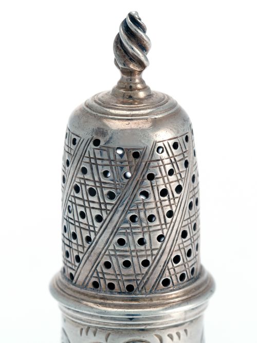 GEORGE III SILVER PEPPERETTE MADE IN LONDON - ADDITIONAL PHOTO 1