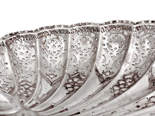 LARGE SILVER SHELL SHAPED BON BON DISH WITH A PIERCED BODY AND CRIMPED EDGE BORDER - ADDITIONAL PHOTO 2