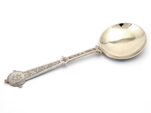 SET OF FOUR BOXED VICTORIAN SILVER PLATE SERVING SPOONS CHASED WITH A GRAPE AND VINE PATTERN - ADDITIONAL PHOTO 5