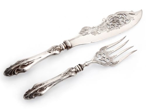 DECORATIVE VICTORIAN SILVER PLATE FISH SERVERS ENGRAVED WITH A DOLPHIN AND SCROLLS AND FOLIAGE - ADDITIONAL PHOTO 1