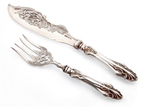 DECORATIVE VICTORIAN SILVER PLATE FISH SERVERS ENGRAVED WITH A DOLPHIN AND SCROLLS AND FOLIAGE - ADDITIONAL PHOTO 2