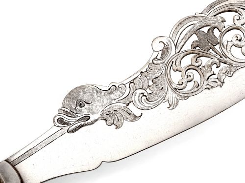 DECORATIVE VICTORIAN SILVER PLATE FISH SERVERS ENGRAVED WITH A DOLPHIN AND SCROLLS AND FOLIAGE - ADDITIONAL PHOTO 4