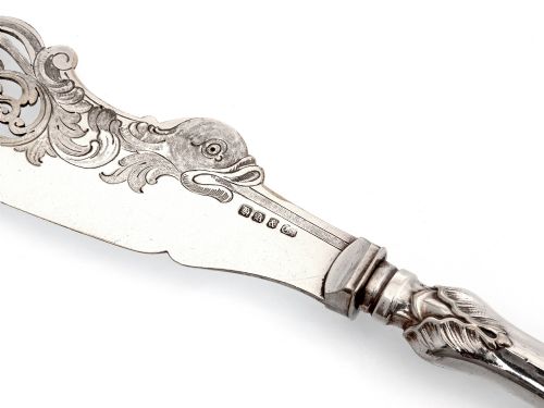 DECORATIVE VICTORIAN SILVER PLATE FISH SERVERS ENGRAVED WITH A DOLPHIN AND SCROLLS AND FOLIAGE - ADDITIONAL PHOTO 5