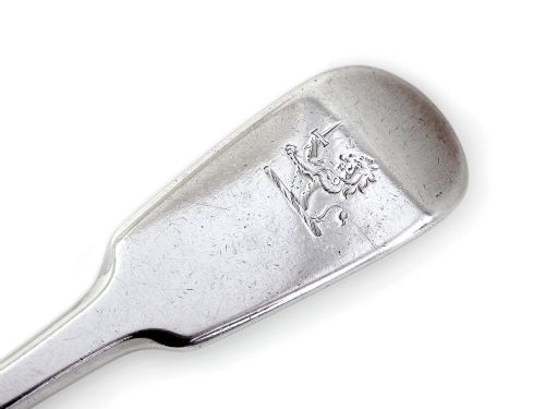 GEORGIAN SILVER FISH SLICE WITH A CRESTED BLADE AND FIDDLE PATTERN HANDLE - ADDITIONAL PHOTO 2