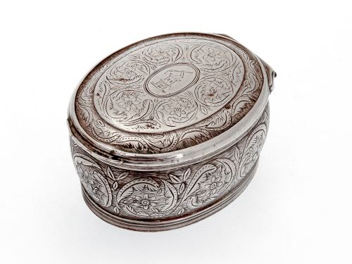 OVAL CONTINENTAL SILVER SNUFF BOX DECORATED WITH FLORAL SCENES AND GILT INTERIOR - ADDITIONAL PHOTO 1