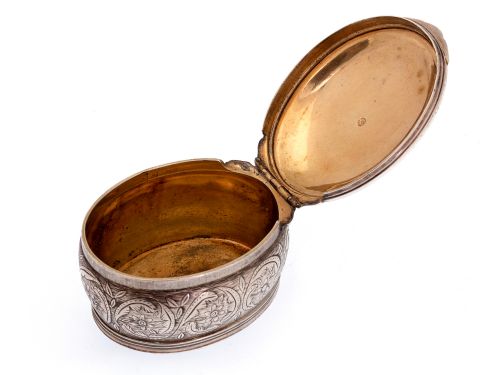 OVAL CONTINENTAL SILVER SNUFF BOX DECORATED WITH FLORAL SCENES AND GILT INTERIOR - ADDITIONAL PHOTO 2