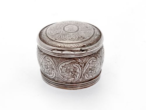 OVAL CONTINENTAL SILVER SNUFF BOX DECORATED WITH FLORAL SCENES AND GILT INTERIOR - ADDITIONAL PHOTO 4