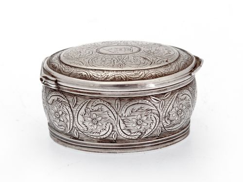 OVAL CONTINENTAL SILVER SNUFF BOX DECORATED WITH FLORAL SCENES AND GILT INTERIOR - ADDITIONAL PHOTO 5