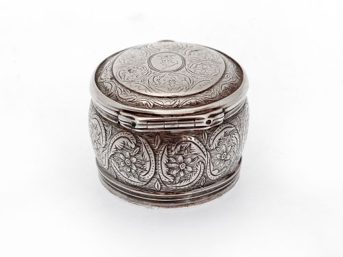 OVAL CONTINENTAL SILVER SNUFF BOX DECORATED WITH FLORAL SCENES AND GILT INTERIOR - ADDITIONAL PHOTO 6