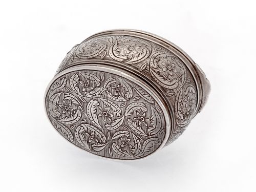 OVAL CONTINENTAL SILVER SNUFF BOX DECORATED WITH FLORAL SCENES AND GILT INTERIOR - ADDITIONAL PHOTO 7