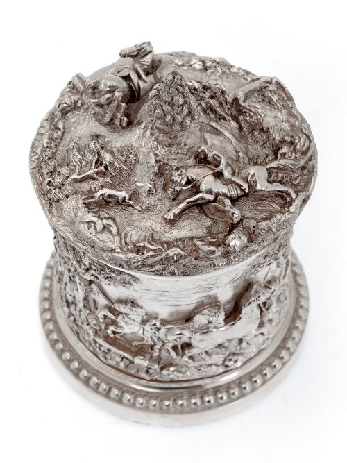 VICTORIAN SILVER PLATE BARREL FEATURING HUNTSMEN HORSES HOUNDS AND STABLES - ADDITIONAL PHOTO 4