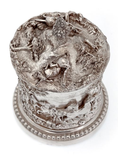 VICTORIAN SILVER PLATE BARREL FEATURING HUNTSMEN HORSES HOUNDS AND STABLES - ADDITIONAL PHOTO 5