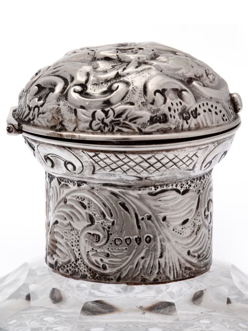 LARGE VICTORIAN SILVER TOPPED PERFUME BOTTLE DECORATED WITH SCROLLS AND FIGURES - ADDITIONAL PHOTO 4