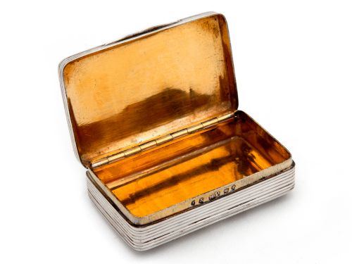 SAMUEL PEMBERTON SILVER SNUFF BOX WITH REEDED BODY HINGED LID AND BRIGHT GILDED INTERIOR - ADDITIONAL PHOTO 1