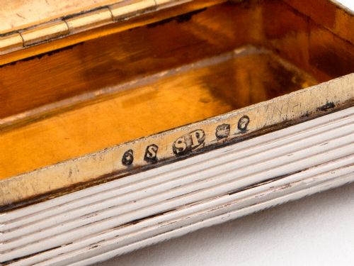 SAMUEL PEMBERTON SILVER SNUFF BOX WITH REEDED BODY HINGED LID AND BRIGHT GILDED INTERIOR - ADDITIONAL PHOTO 4