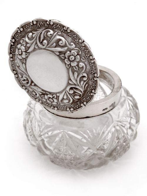 EDWARDIAN DRESSING TABLE JAR WITH A HINGED SILVER FLORAL REPOUSSE LID AND CUT GLASS BODY - ADDITIONAL PHOTO 2