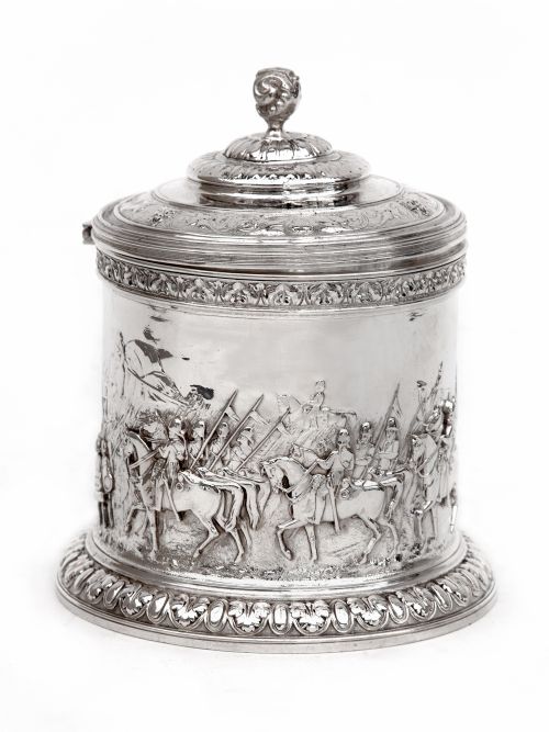 ELKINGTON CO SILVER PLATED BISCUIT BOX FEATURING MOUNTED CAVALRY SCENES - ADDITIONAL PHOTO 1
