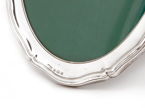 ANTIQUE OVAL SILVER PHOTO OR PICTURE FRAME WITH A CHIPPENDALE BORDER - ADDITIONAL PHOTO 2